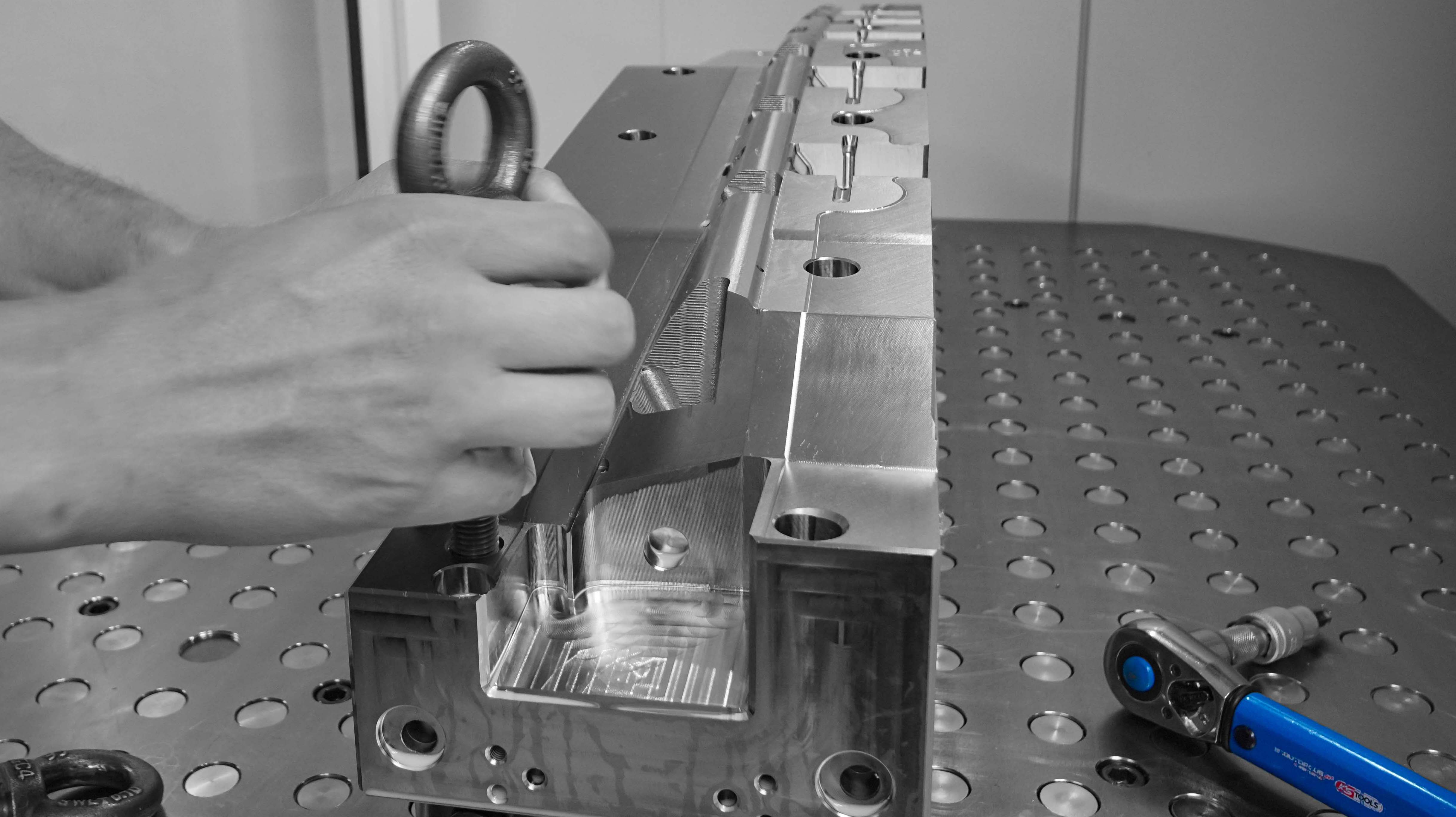 Einschrauben einer Ringschraube am länglichen Werkstück aus Stahl