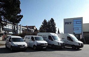 Fuhrpark der Firma FKT im Hintergrund das Bürogebäude