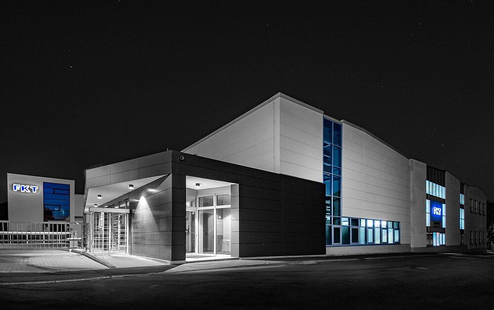 FKT Formenbau und Kunststofftechnik bei Nacht Außenansicht FKT bei Nacht